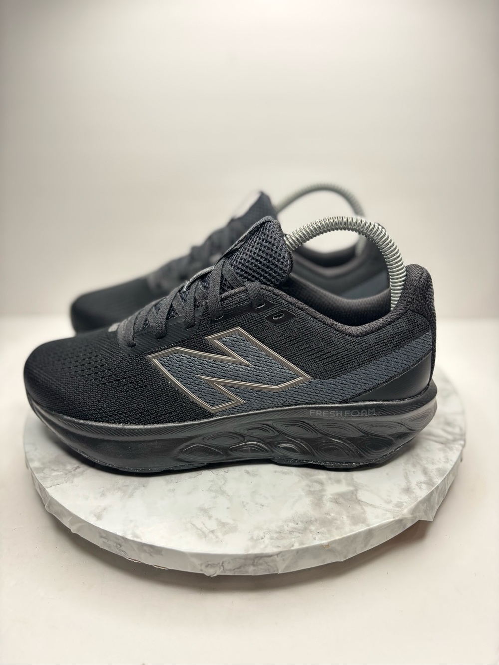 Size 7-New Balance Fresh Foam 520 V9 running shoes Triple black